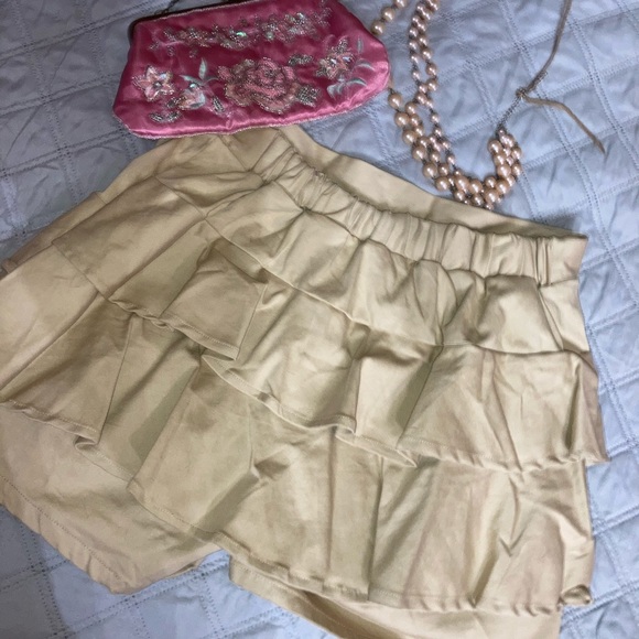 Umgee Shorts Skirt Khaki Medium Ruffle BNWOT - Picture 11 of 12